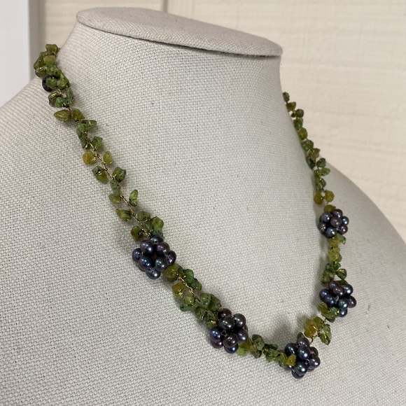 Dyed cultured freshwater Pearl and peridot chip necklace - Picture 4 of 11